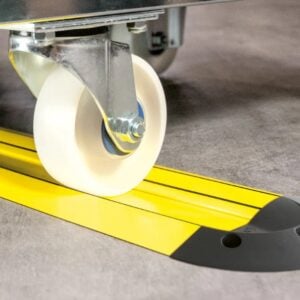 Gul parkeringsskena för vagn monterad på industrigolv