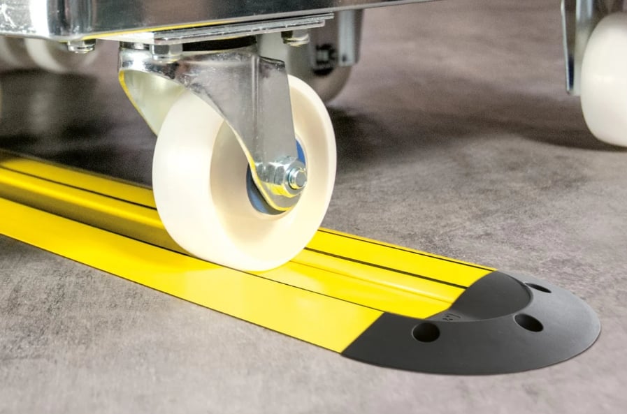 Gul parkeringsskena för vagn monterad på industrigolv