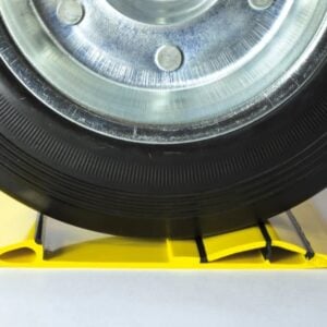 Gul parkeringsskena för vagn monterad på industrigolv