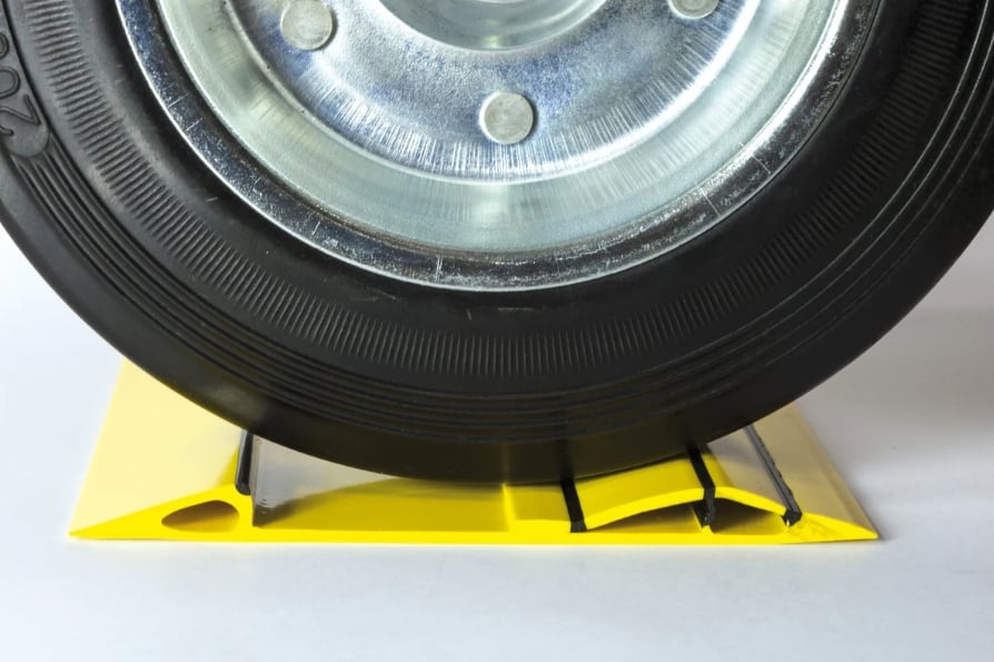 Gul parkeringsskena för vagn monterad på industrigolv